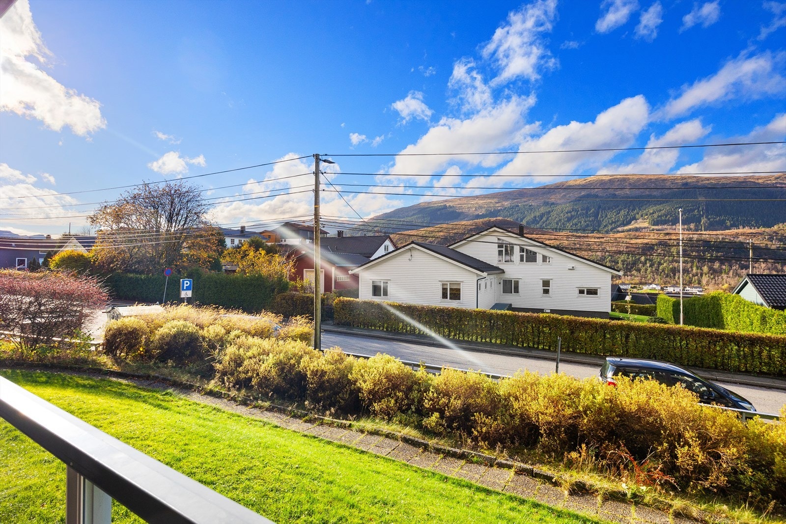 Flott utsikt over nærområdet og omkringliggende fjell. Galleribilde