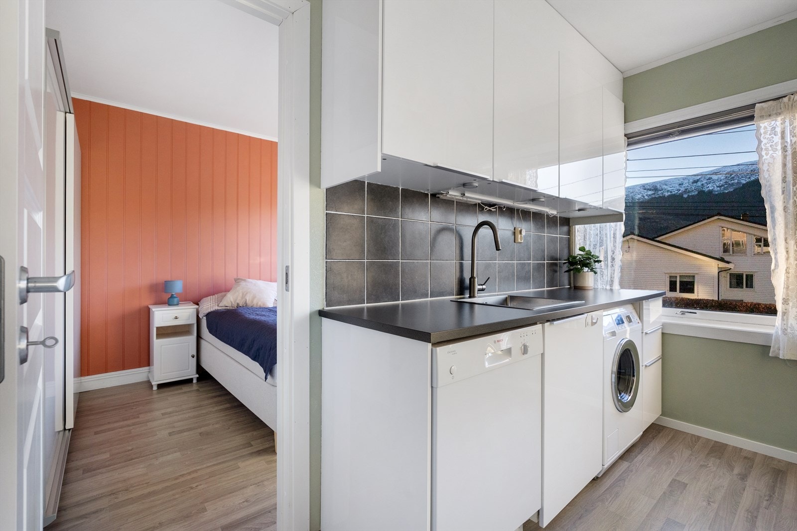 Fra kjøkkenet er det tilkomst til leilighetens soverom. Galleribilde