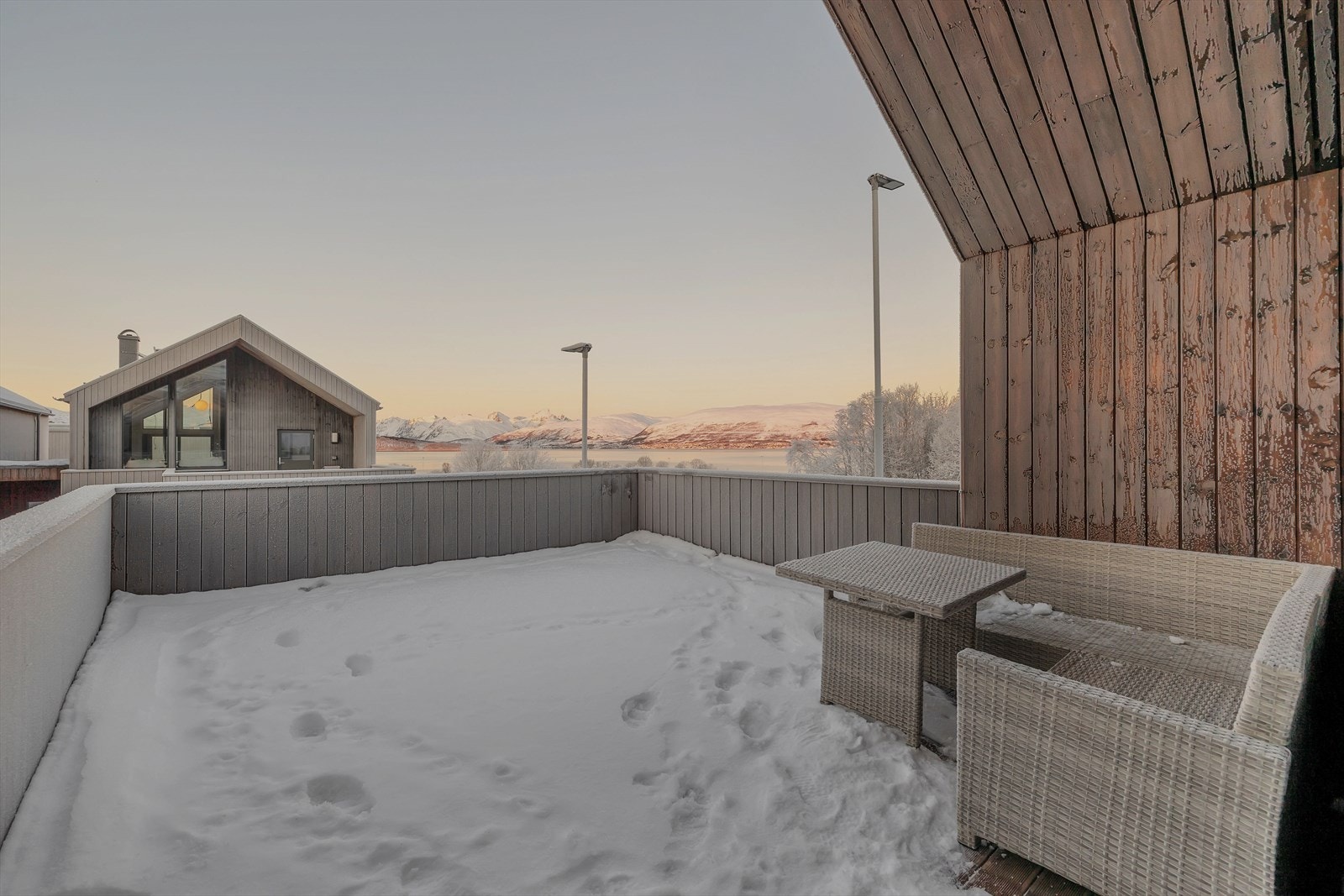Fantastiske sol- og utsiktsforhold fra den store terrassen Galleribilde