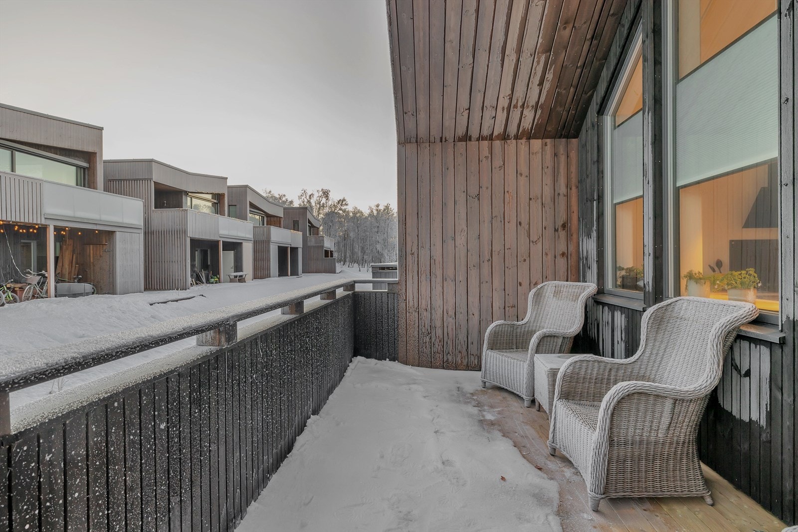 Takoverbygget terrasse med utgang fra kjøkkenet Galleribilde