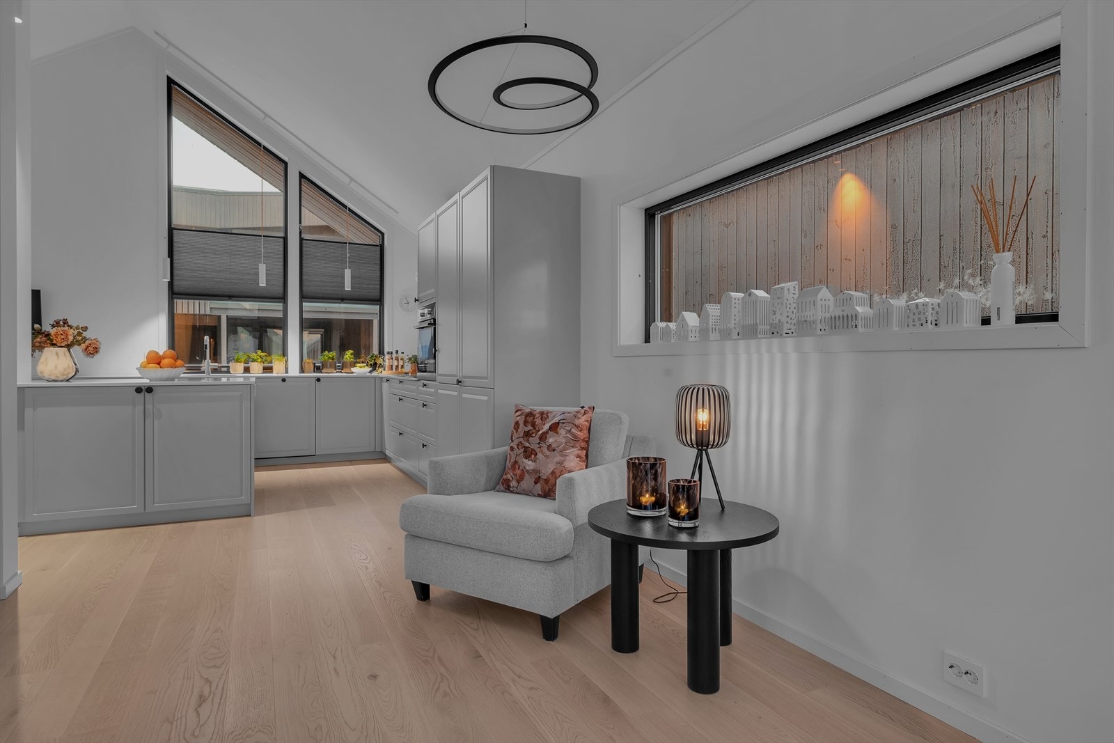 Området mellom kjøkken og oppholdsrommet Galleribilde