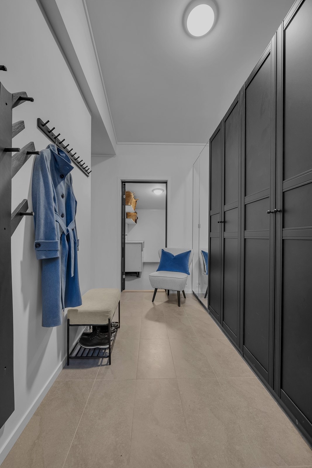 Praktisk oppbevaring i gang hvor dere også får varmekabler i gulvet og direkte inngang til vaskerommet Galleribilde