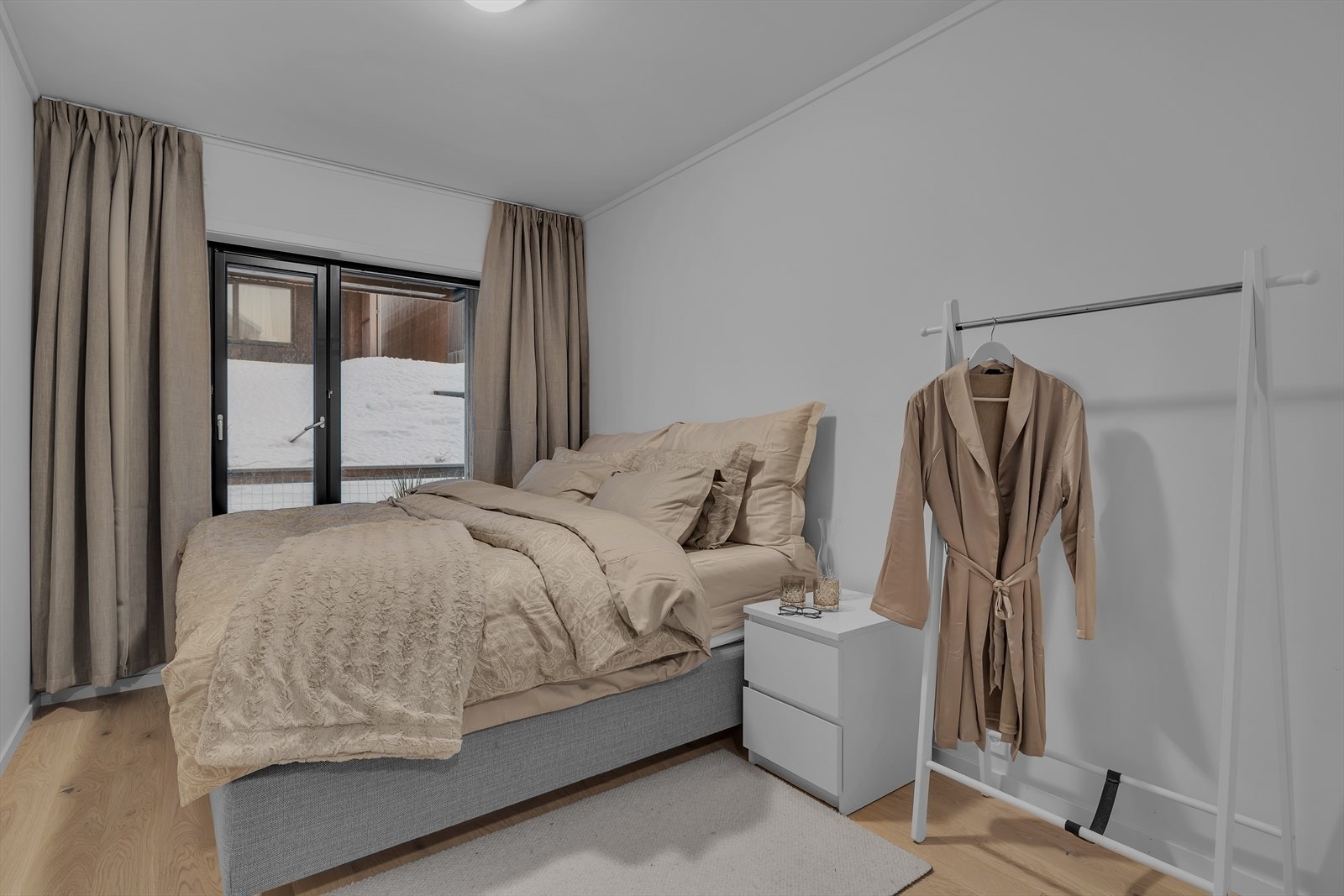 Soverom 2 av 2 i hoveddleen + hybelen som kan bli det 3. soverommet til hoveddelen Galleribilde