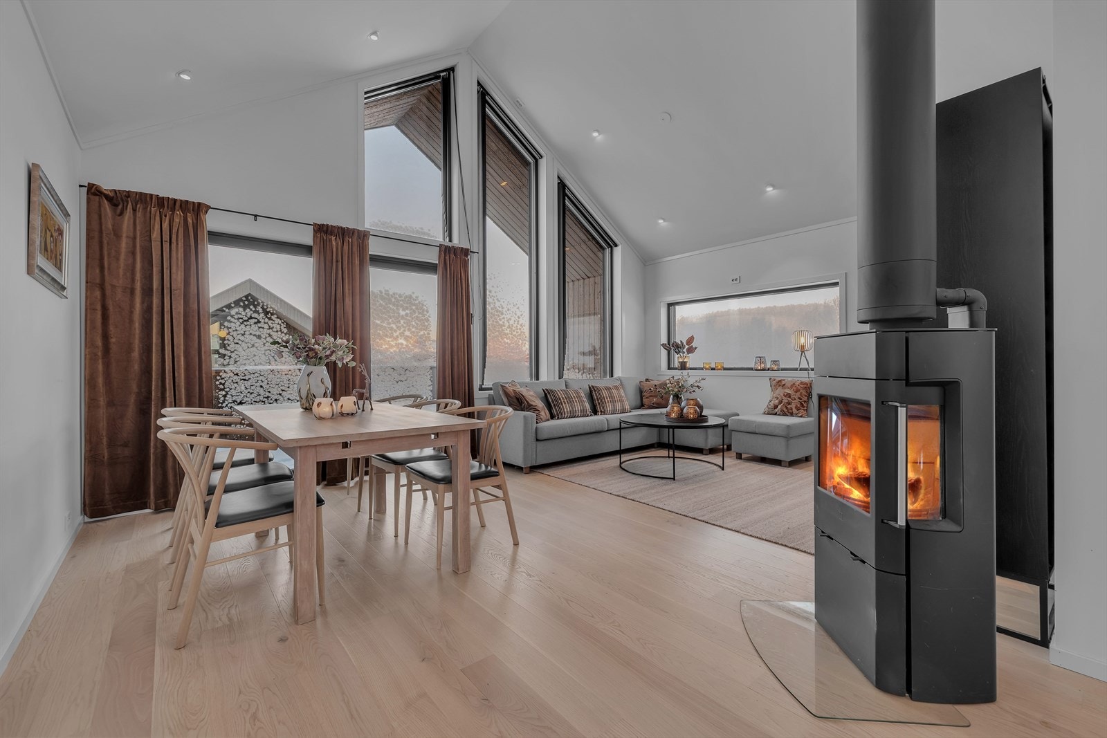 Lys og innbydende stue med høyt under taket Galleribilde