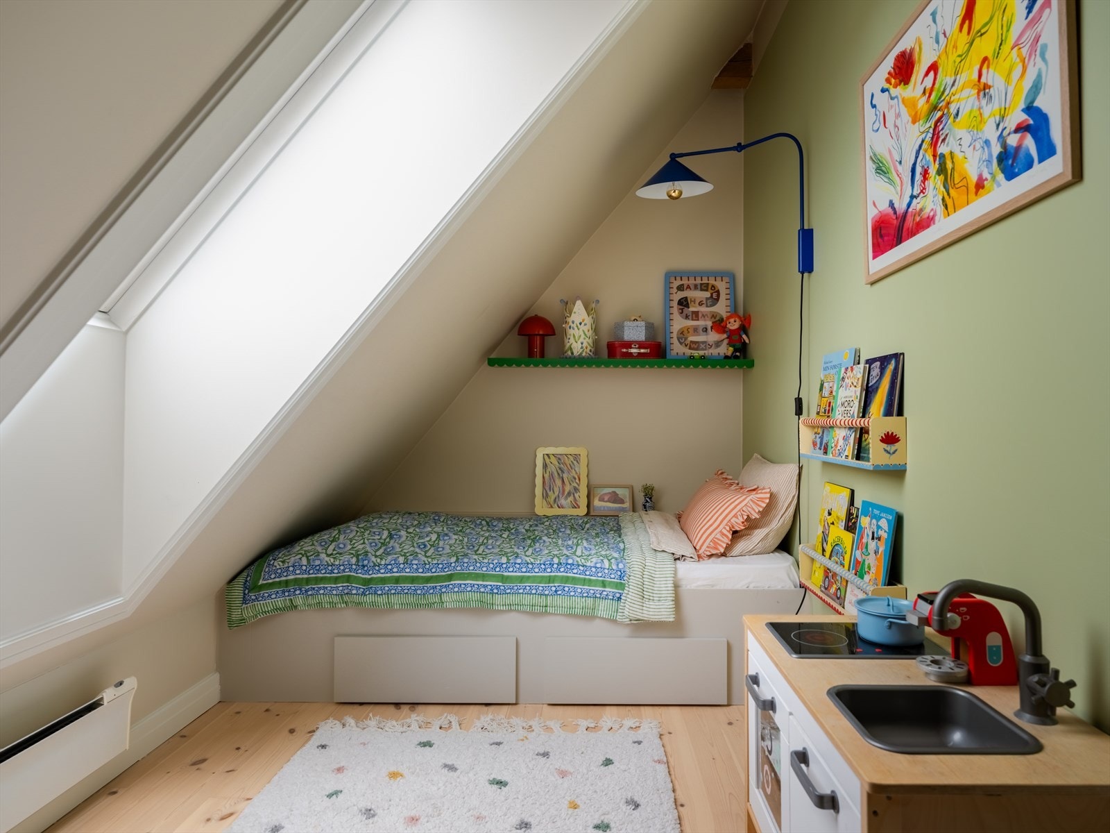 Hyggelig soverom med plassbygget seng Galleribilde