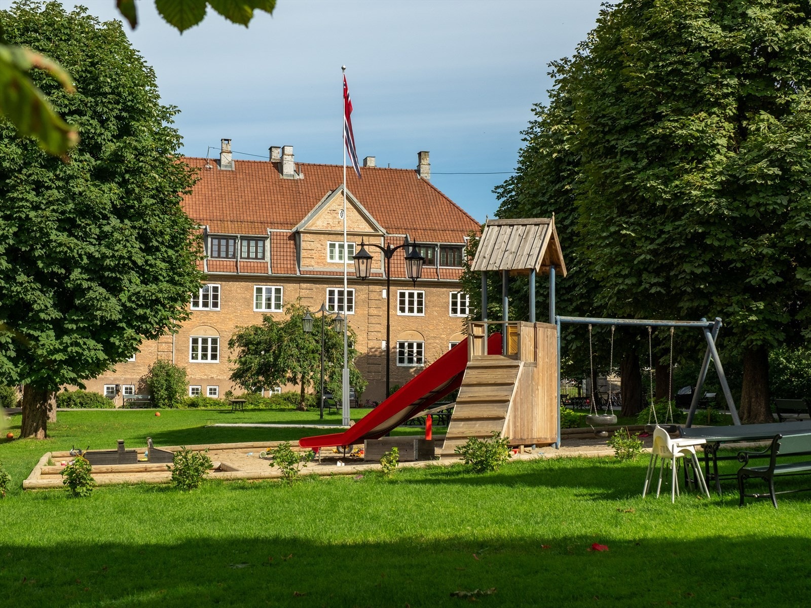 Etter barnehagen samles alle barna og leker ute, om sommeren, våren og høsten er det deilig å spise middag på en av de felles bordene i bakgården. her er det både griller og bålpanner tilgjengelig Galleribilde