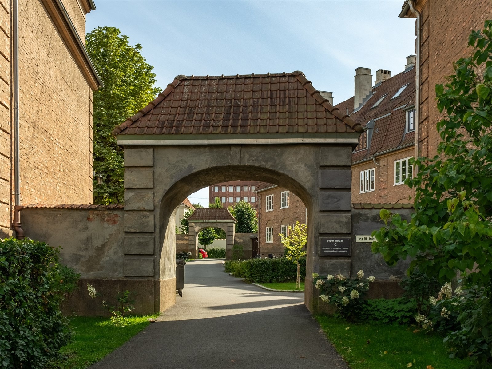 De fleste som bosetter seg på Lindern er sosiale mennesker og det arrangeres høstmarked, vårmarked, kor og treningsgrupper. Barna som bor her går ofte i samme barnehage og skole og kjenner hverandre godt. Det er alltid noen å leke med! Galleribilde
