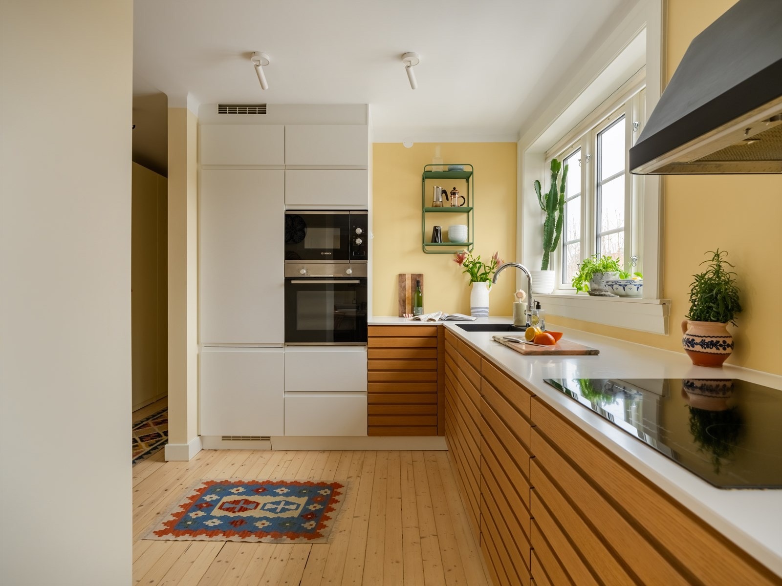 Romslig og praktisk kjøkken med mye skap- og benkeplass. Quookerfunksjon. Idyllisk utsyn over forhagen Galleribilde