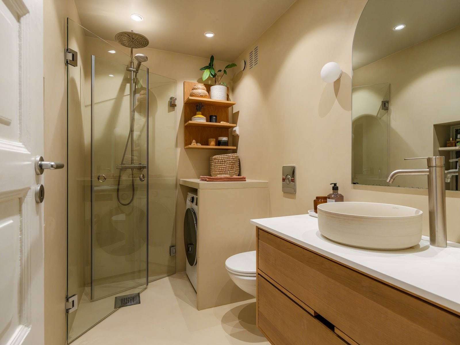 Badet ble overflateoppusset våren 2023 av Zenzorama, hvor bl.a. følgende ble gjort. - Mikrosement på alle flater - Nytt servantskap med bollevask Galleribilde