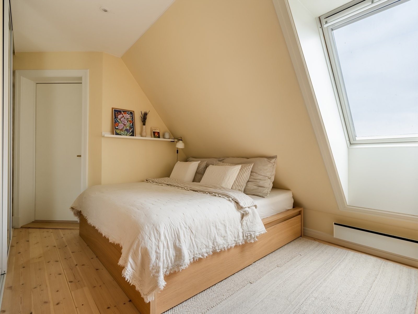 Romslig hovedsoverom med garderobe. Tilgang til egen loftsbod Galleribilde