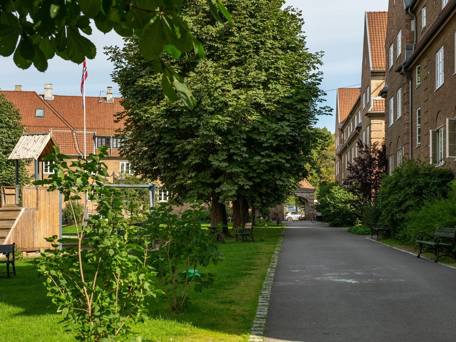 Vær høst og vår arrangeres det stort bakgårdsalg i bakgården. Med basar, pizza, kaffe og bakst, vintageskatter, klær og møbler. Da tømmer alle bodene og står ute og selger og koser seg. Dette har blitt et svært populært marked Galleribilde