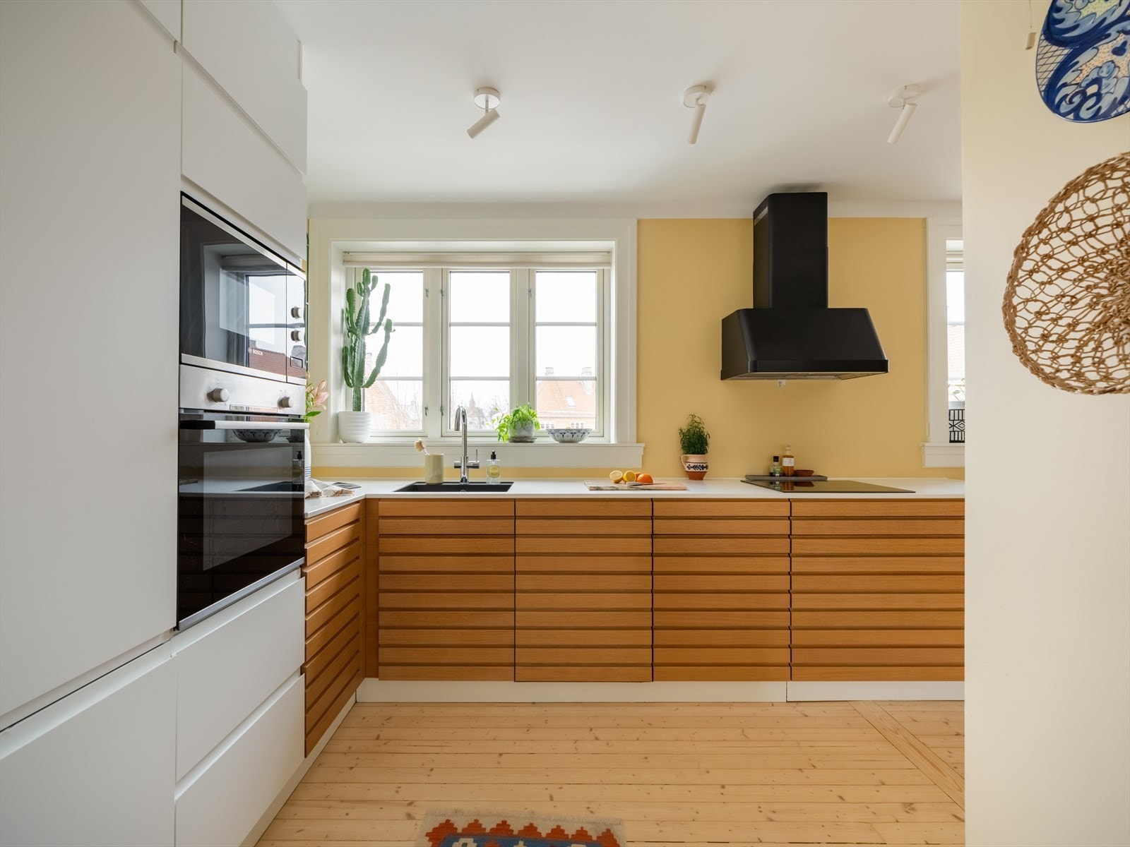 Lekkert kjøkken med integrerte hvitevarer Galleribilde