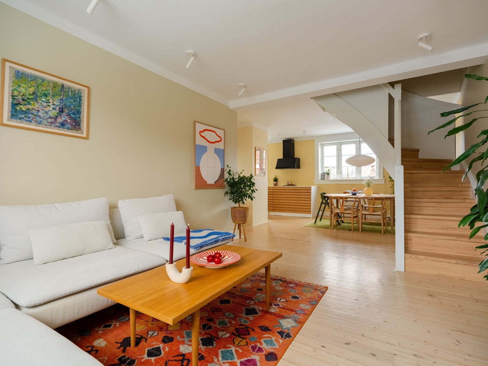 Leiligheten har en moderne og sosial planløsning med stort kjøkken åpent mot stue - Her bor man idyllisk til med tilgang til en fantastisk bakgård/hage med lekeplass, sittegrupper Galleribilde