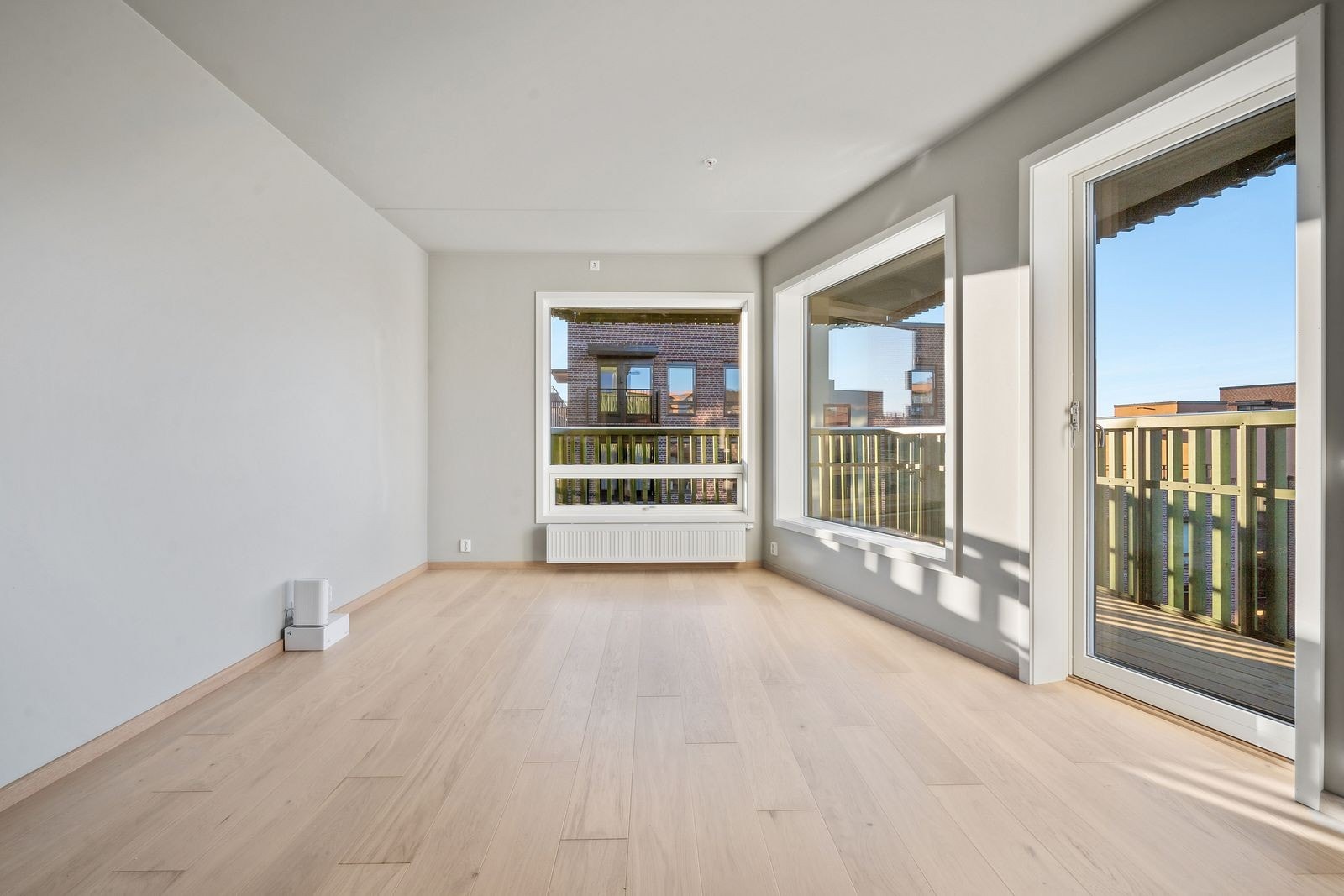 Romslig stue med store vinduer og godt lysinnslipp. Galleribilde