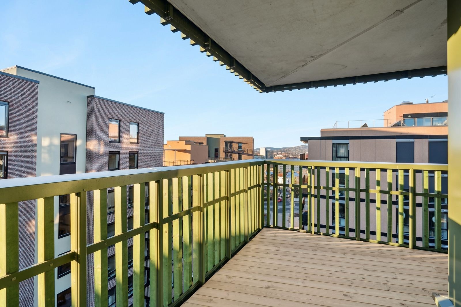 Romslig balkong med fritt utsyn og plass til sittegruppe. Galleribilde