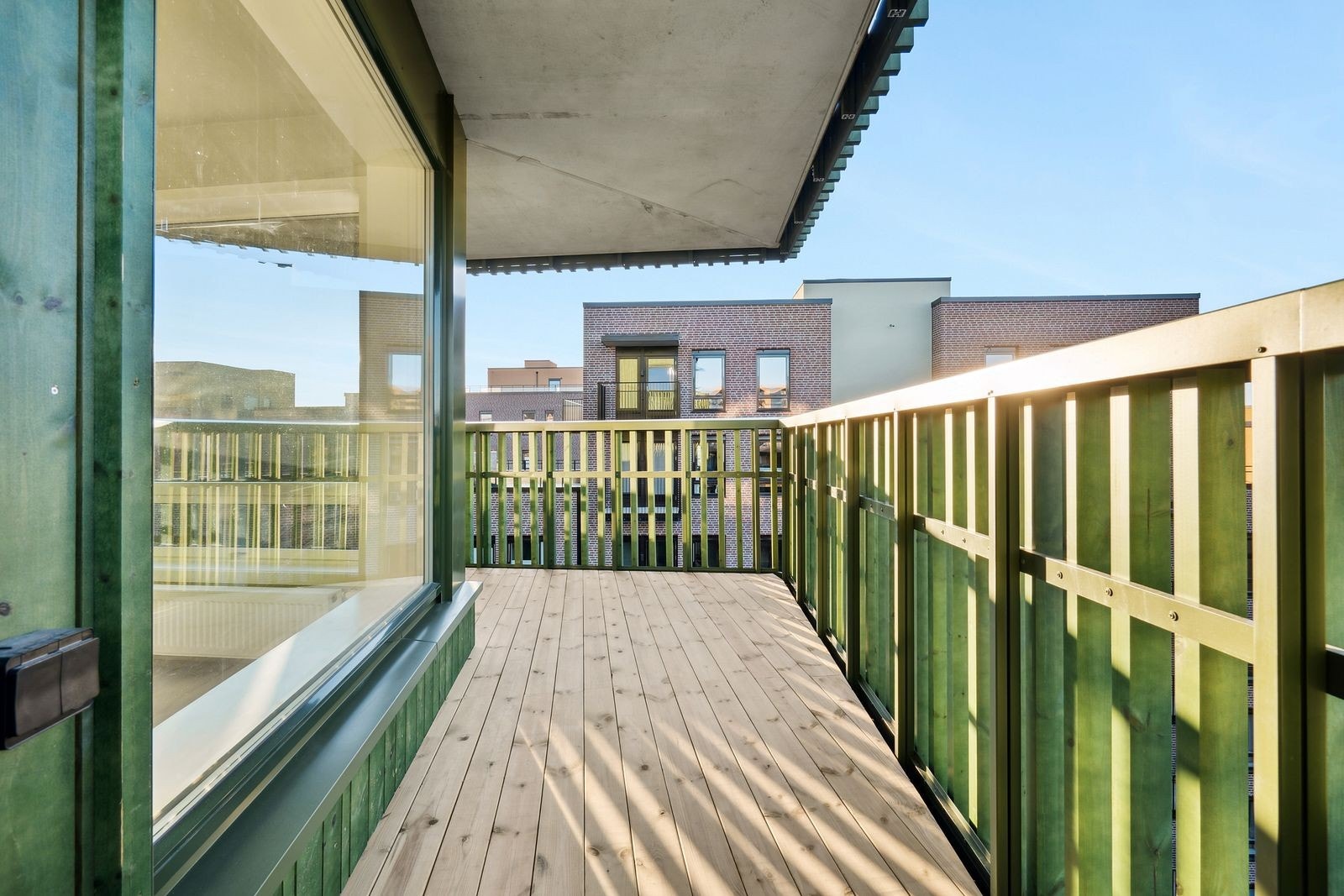 Solrik balkong mot stille område. Galleribilde