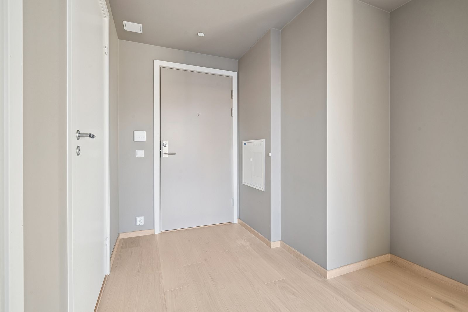 Lys entré med plass til garderobe. Galleribilde