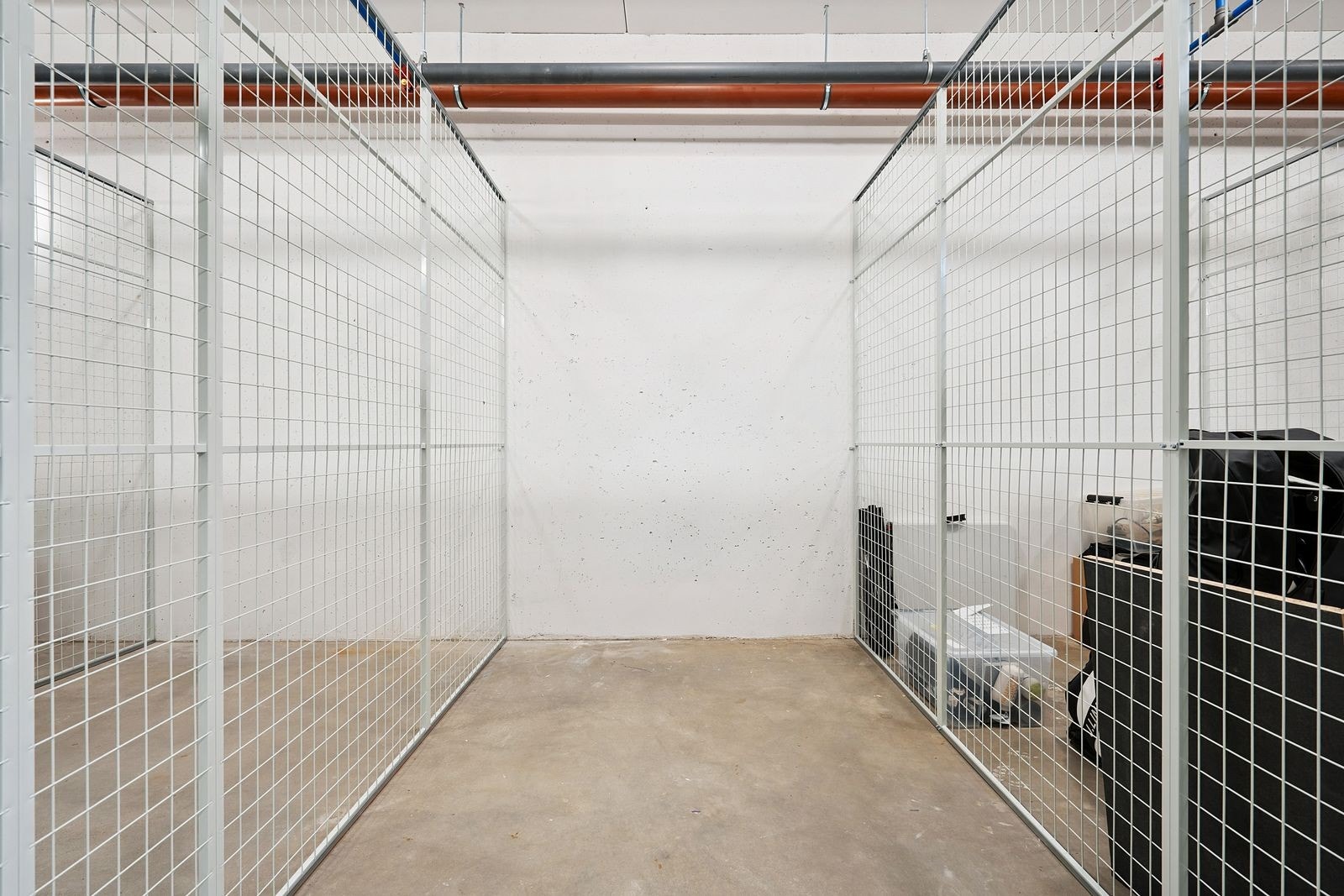 Egen sportsbod i kjeller – praktisk oppbevaringsplass. Galleribilde