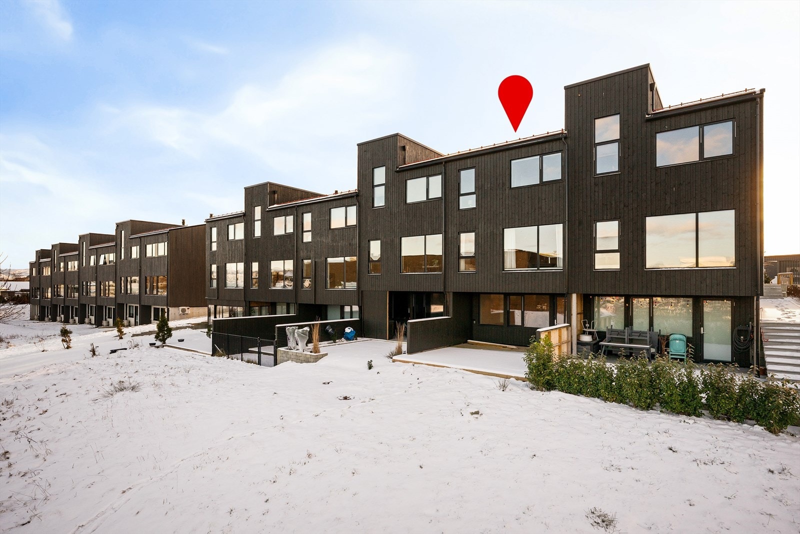 Flott og innholdsrikt rekkehus over 3 plan - 3 soverom, 3 stuer, 3 bad - carport - terrasse og balkong Galleribilde