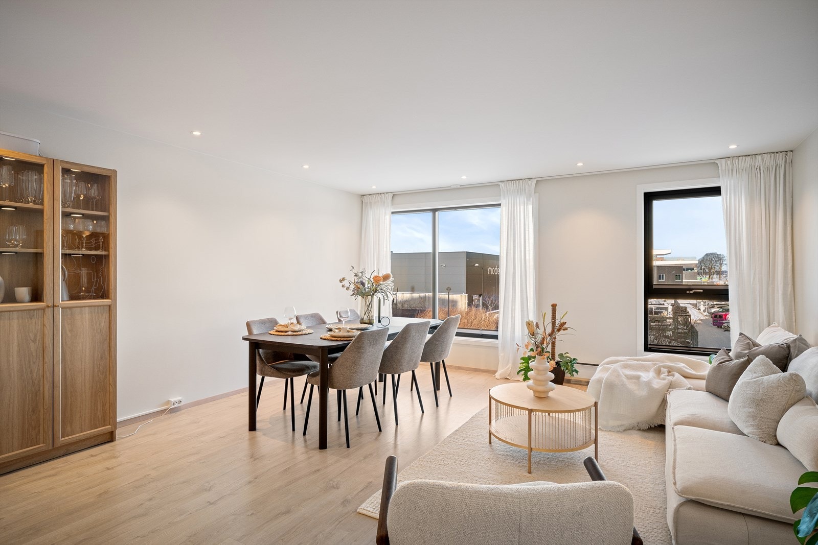 Gjennomført og flott bolig - her kan en flytte rett inn Galleribilde