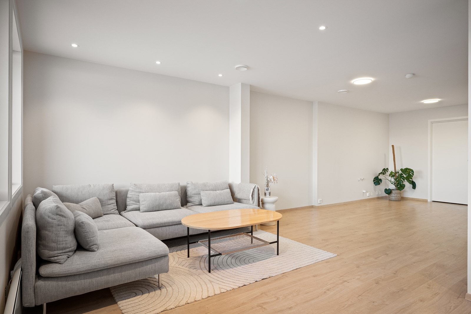 Stua i underetasjen er perfekt for husets ungdom. Det er mulighet for å innrede kjøkken hvis ønskelig da det er lagt til rette med rør i vegg. Fra stuen er et utgang til kjekk uteplass/terrasse på ca 28 kvm. Galleribilde