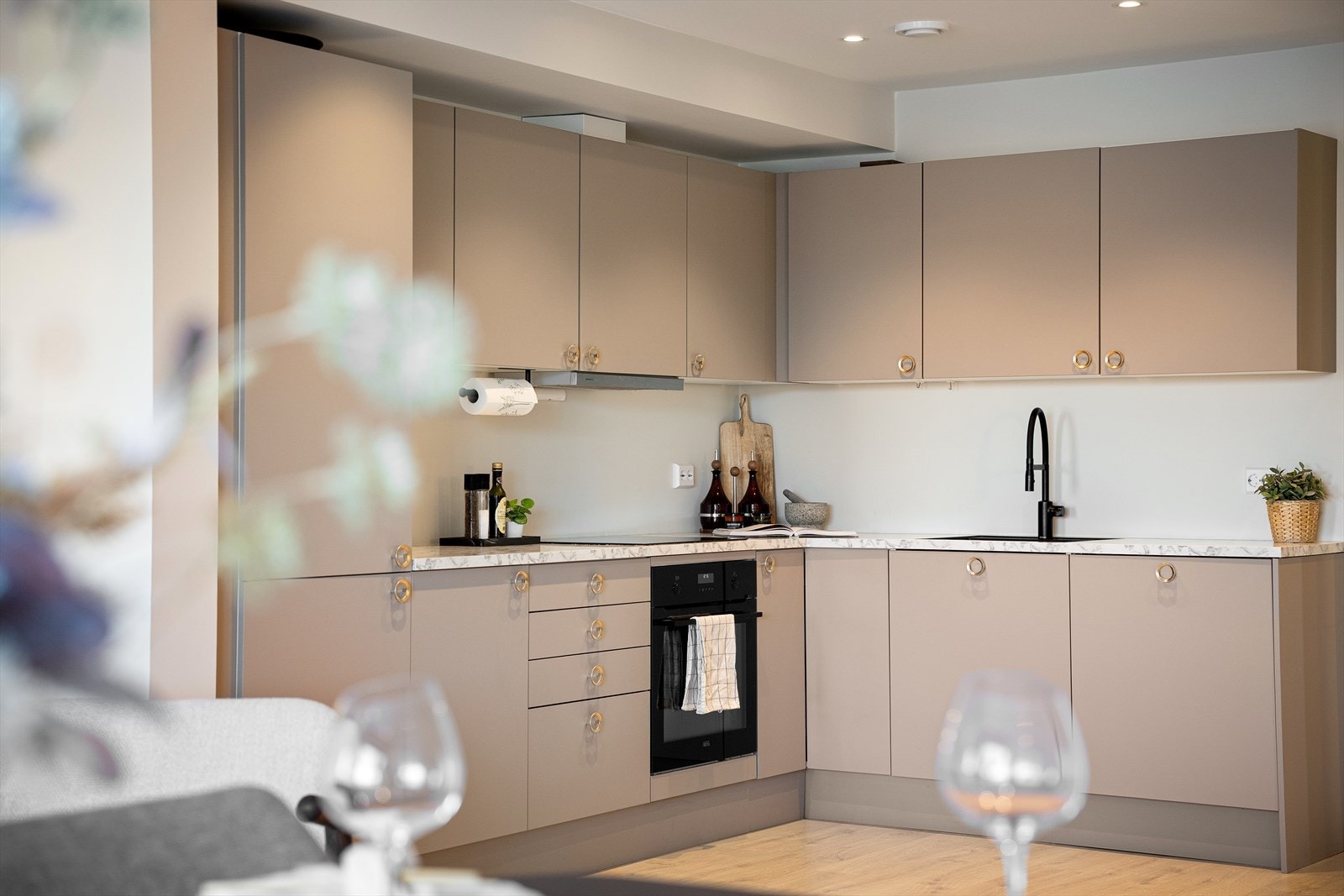 Moderne kjøkkeninnredning med integrerte hvitevarer Galleribilde