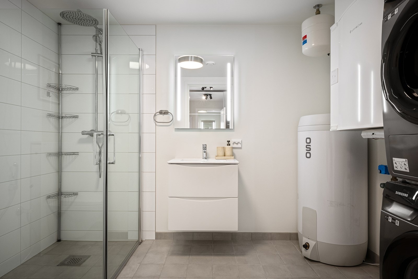 Det er hele 3 bad i boligen - 1 i hver etasje - Badet i 1. etasje er kombinert vaskerom Galleribilde