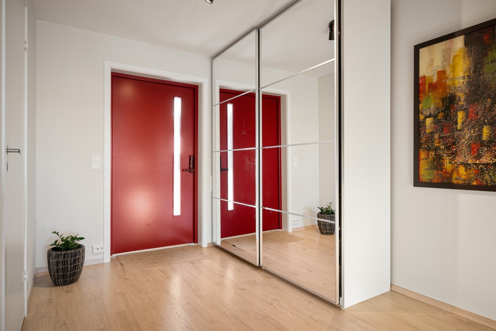 Gang med skyvedørsgarderobe - her er det god plass til henge fra seg klær og sko Galleribilde