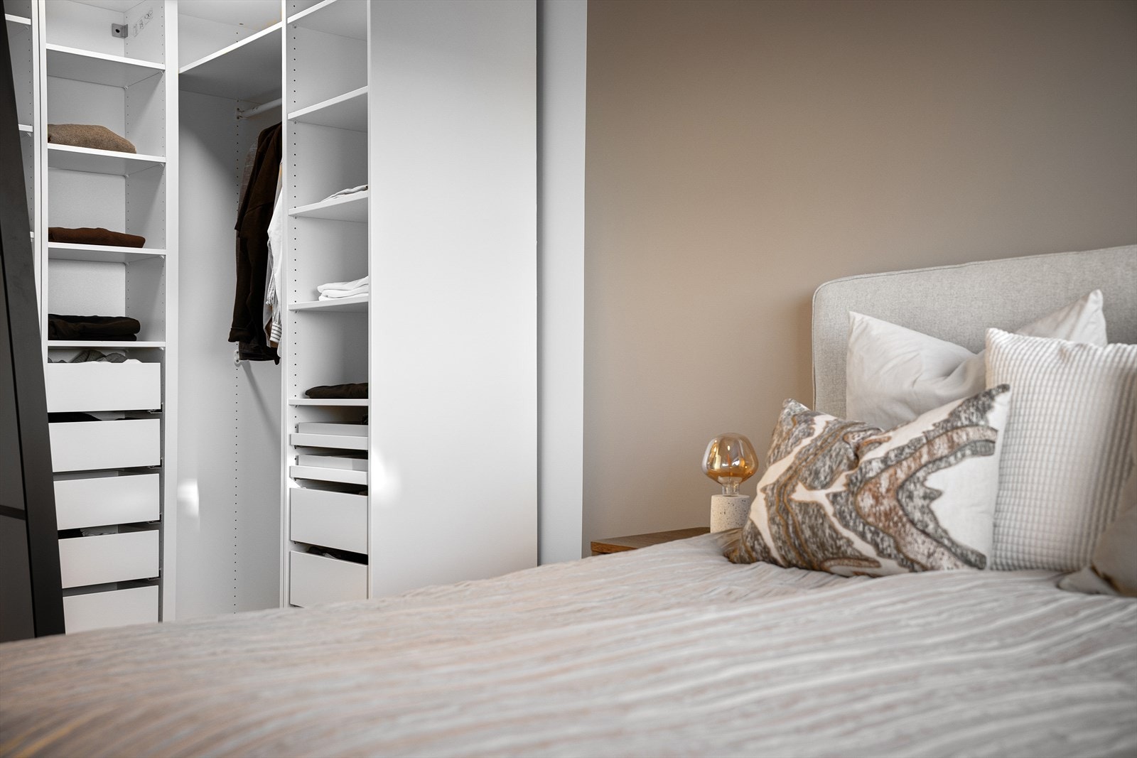 Hovedsoverommet med god garderobeløsning Galleribilde