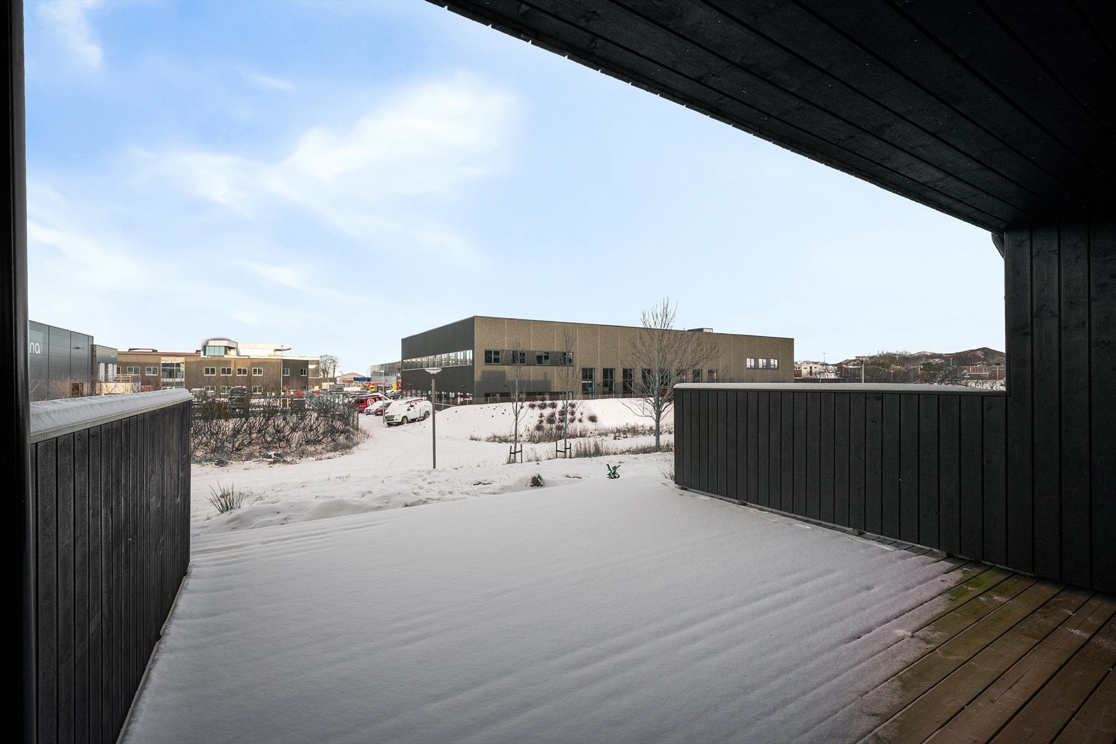 Fra stuen i underetasjen er det utgang til kjekk terrasse på ca 28 kvm Galleribilde