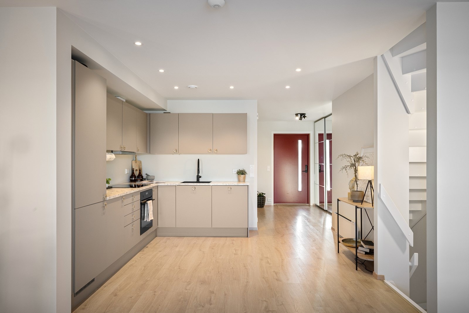 Moderne kjøkkeninnredning med integrerte hvitevarer Galleribilde