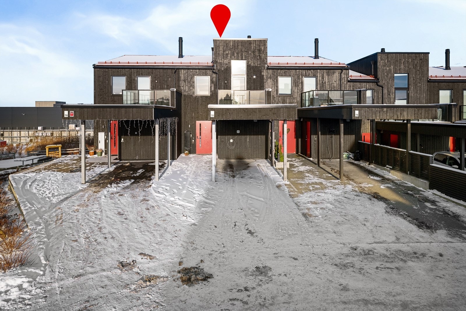 Gårdsrom med belegningstein. Carport, elbillader og trappefri inngang. Bod ved inngangspartiet. Fra loftsstuen er det utgang til solrik balkong på 6 kvm. Galleribilde