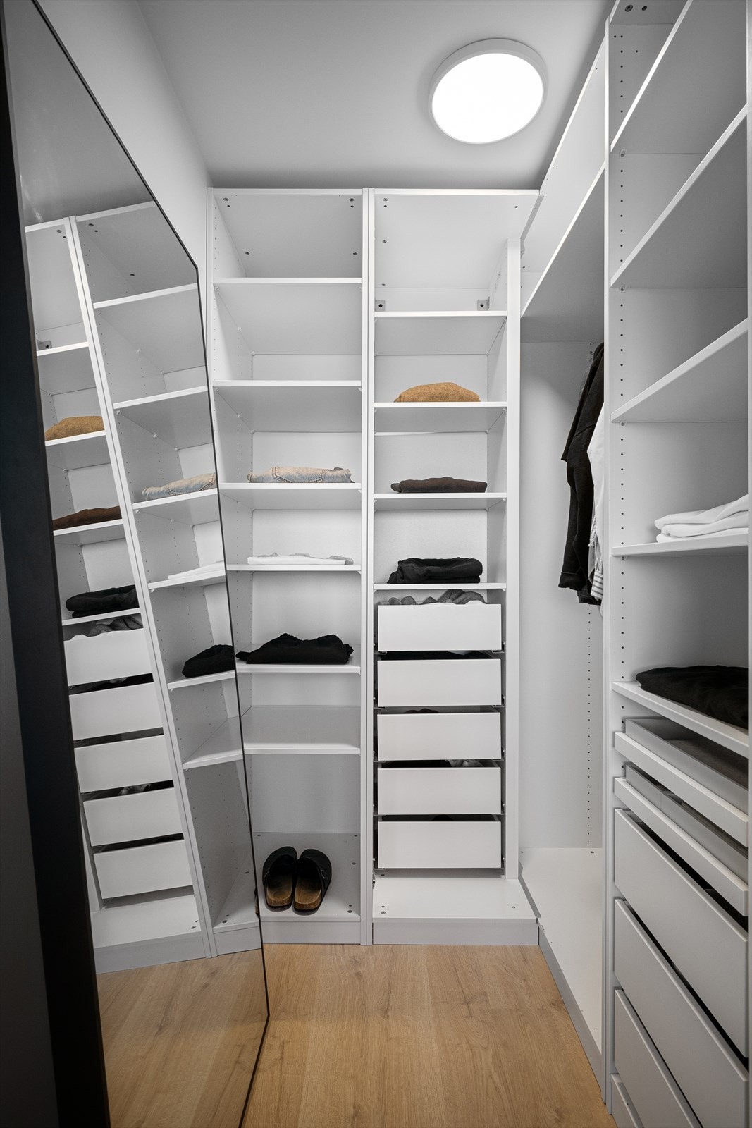 Garderobeløsningen på hovedsoverommet Galleribilde