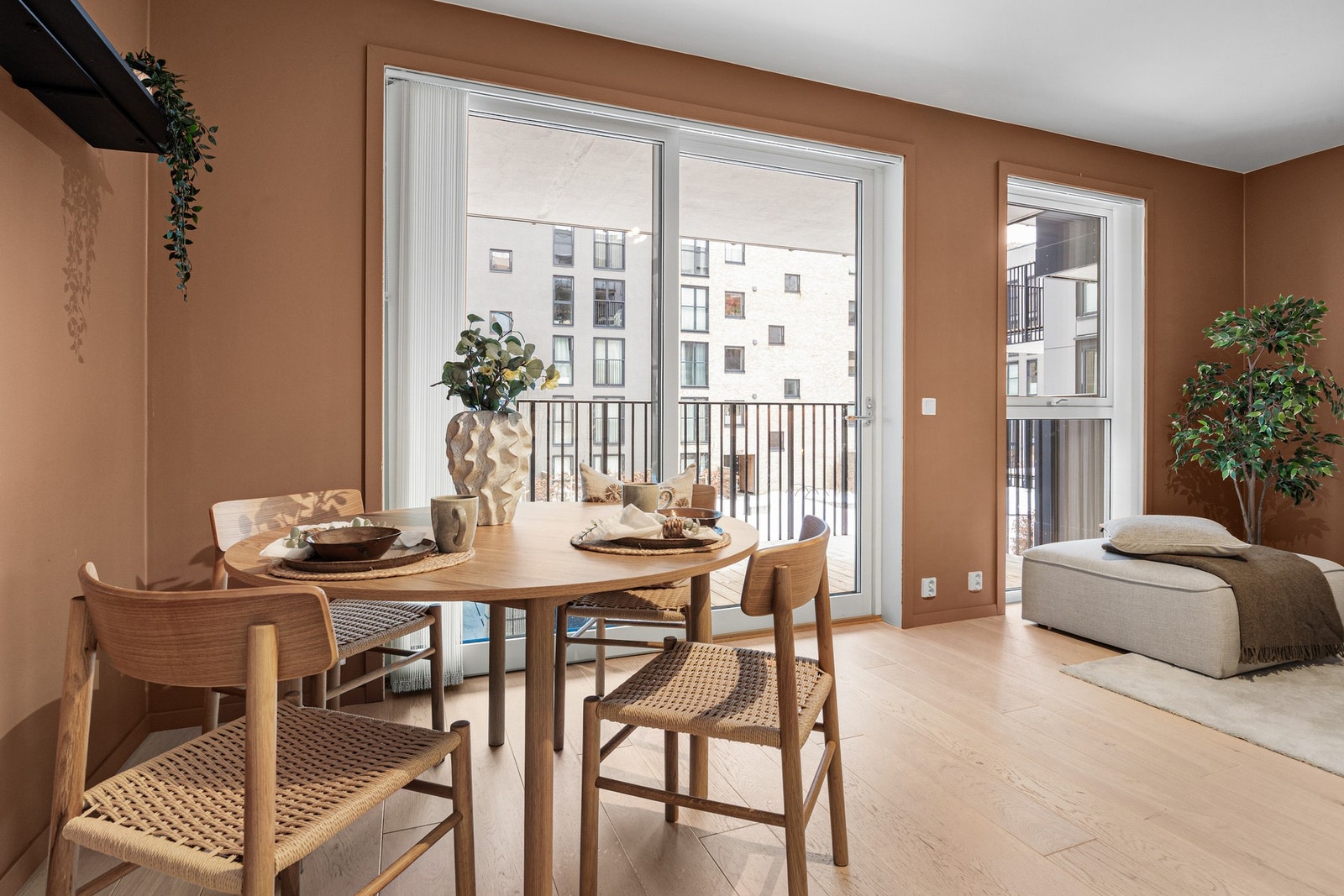 Åpen stueløsning mot kjøkken og med adkomst til balkong. Galleribilde