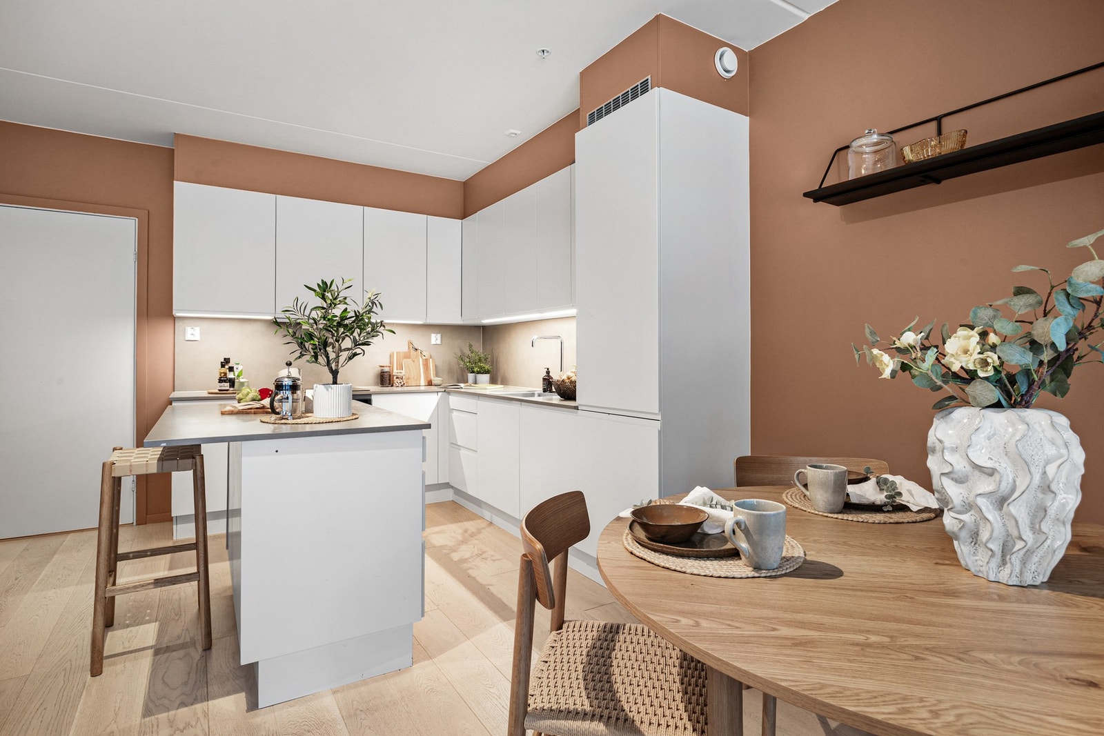 Åpen stue/kjøkkenløsning gir et sosialt inntrykk - plass til å innrede soner for stue, spiseplass og kjøkken. Galleribilde