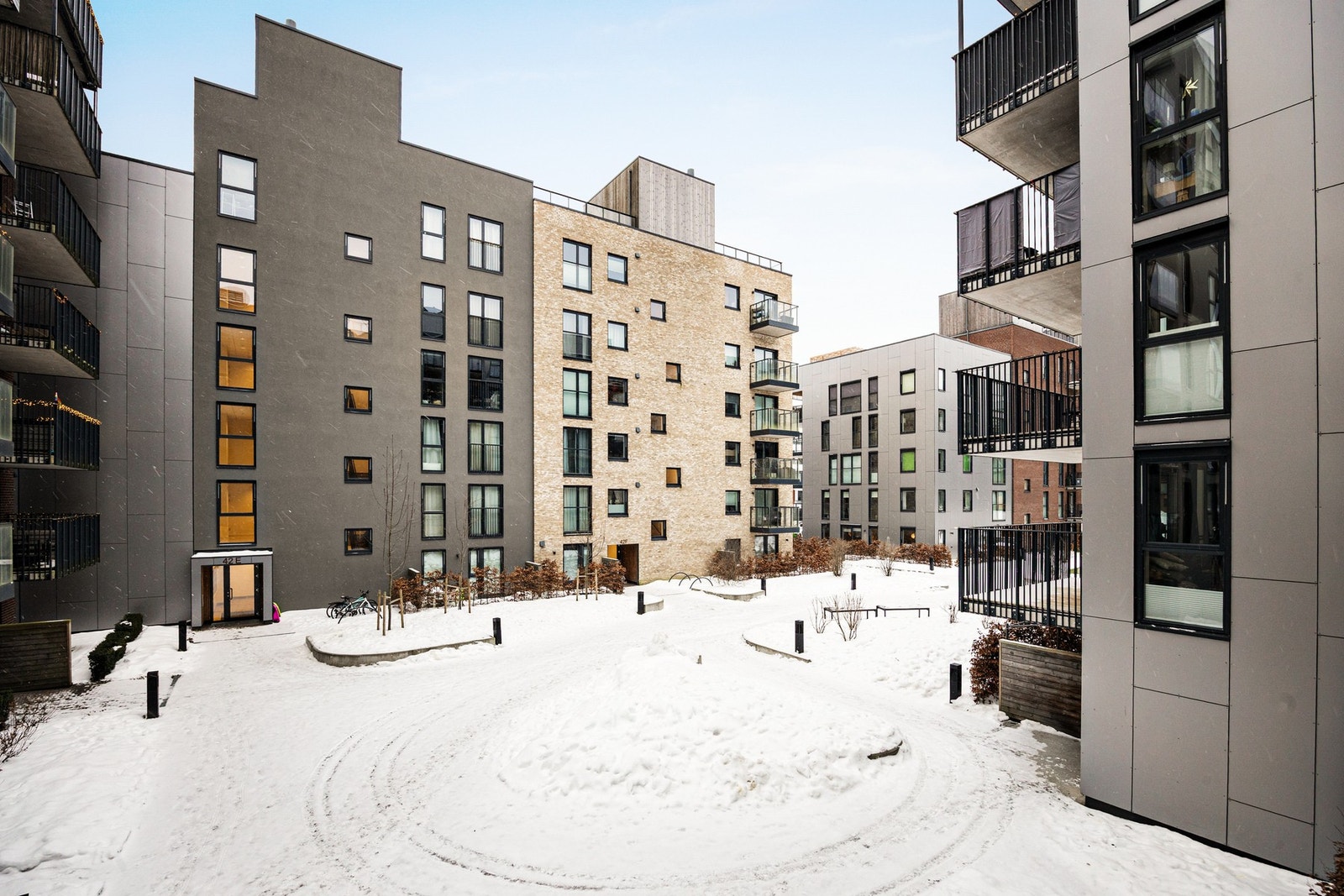 Sameiet har fine, bilfrie fellesområder. Områdene er parkmessig opparbeidet med fine internveier, beplantning, belysning og sittegrupper. Galleribilde