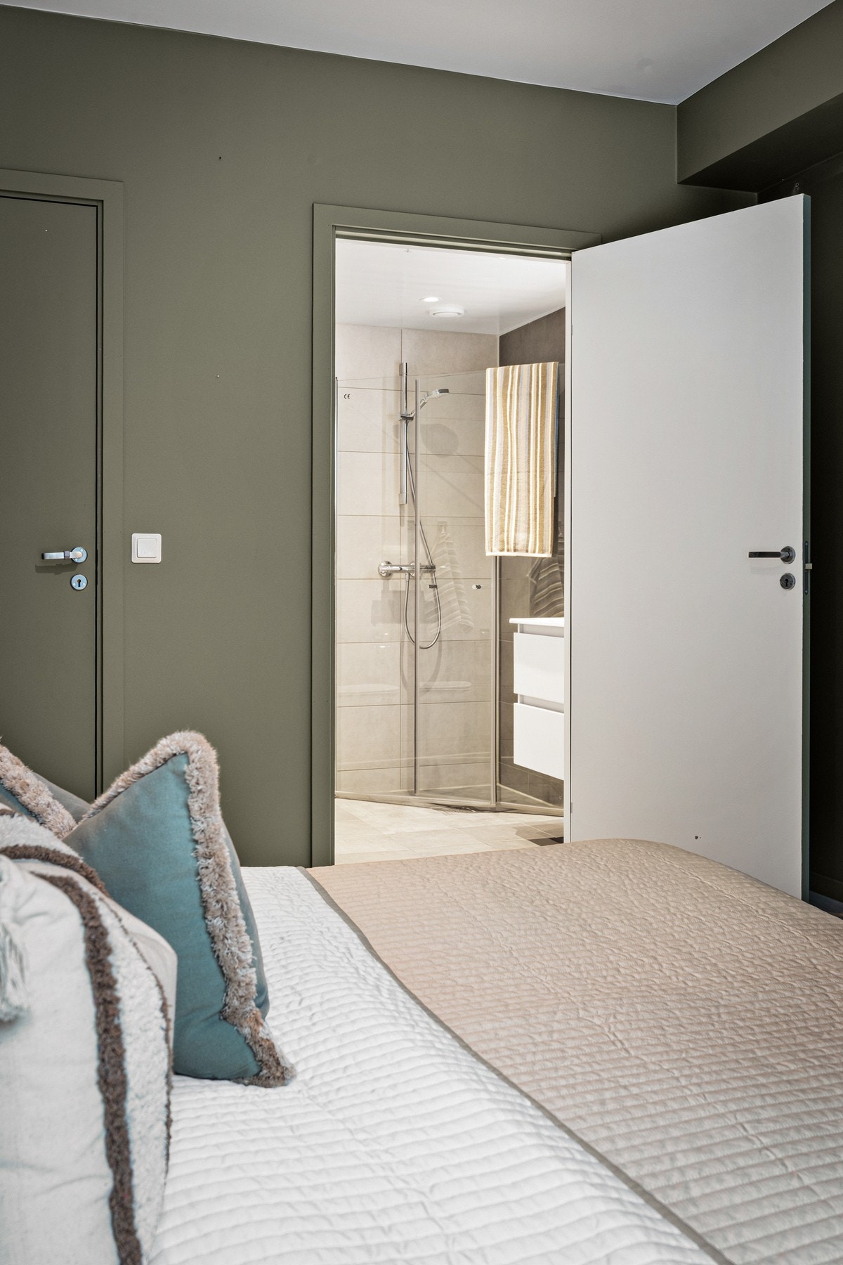 Soverom 1 er av god størrelse og malt i en dus, behagelig farge. Galleribilde