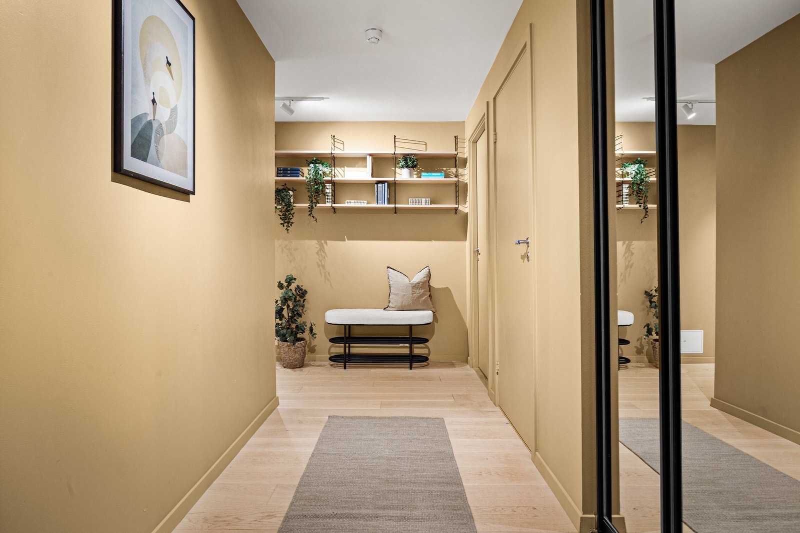 Innbydende entré med god plass til yttertøy og sko. Galleribilde