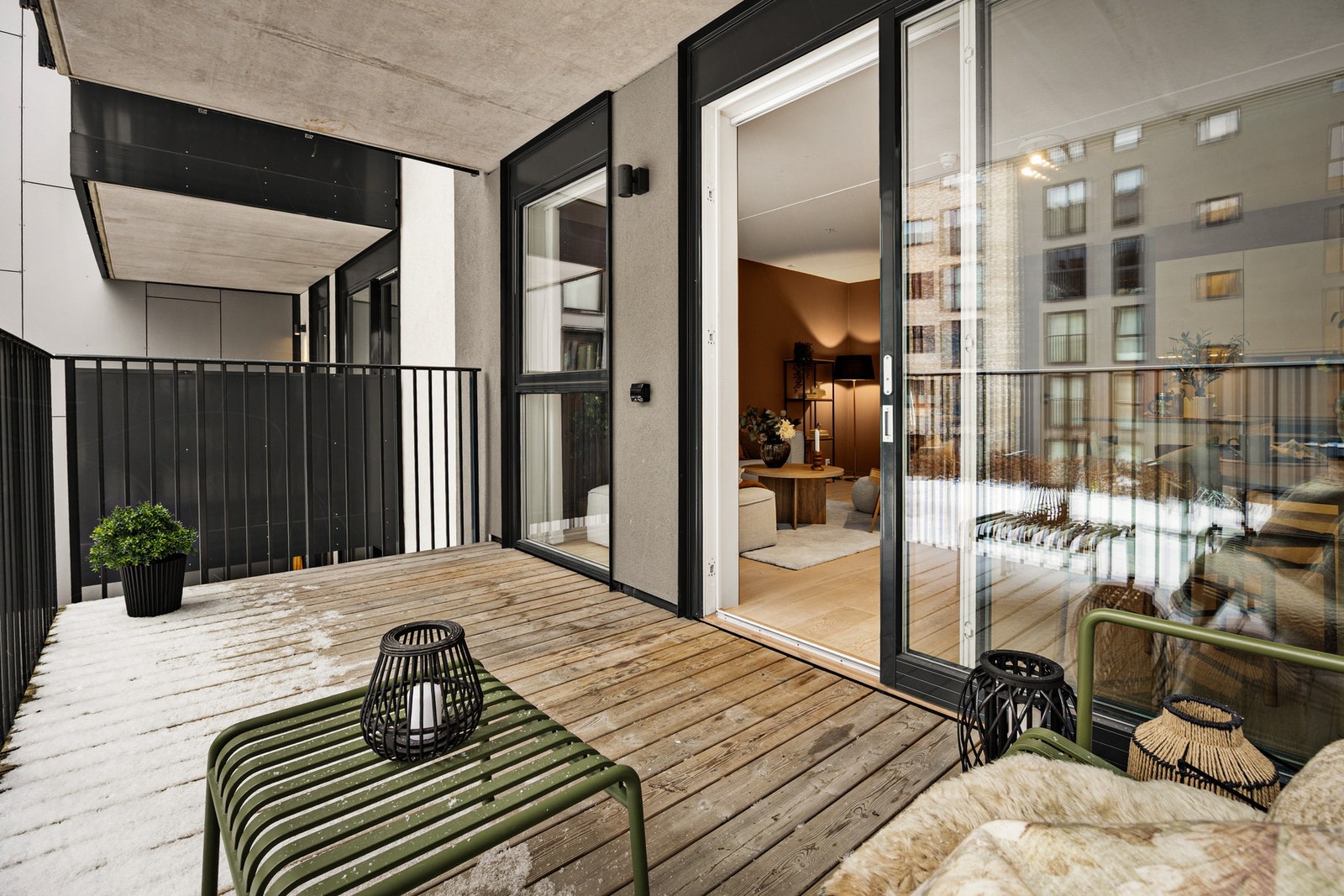 Balkongen er på ca. 11 m2 og har god plass til møblement, grill og beplantning. Galleribilde