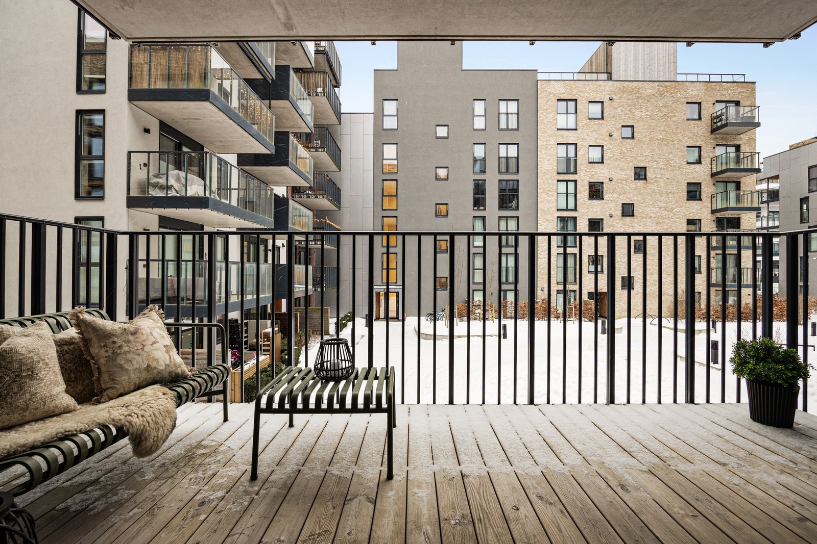 Stor balkong som vender inn mot gårdsrom. Galleribilde