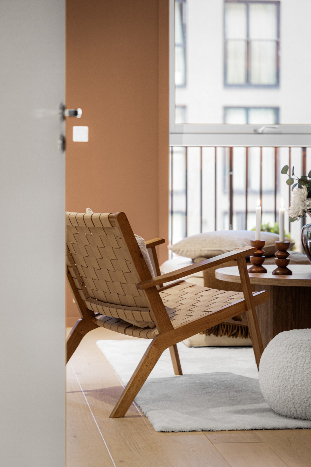 Gulvene har pen 1-stavs eikeparkett og slette, malte overflater på vegg og himling. Galleribilde