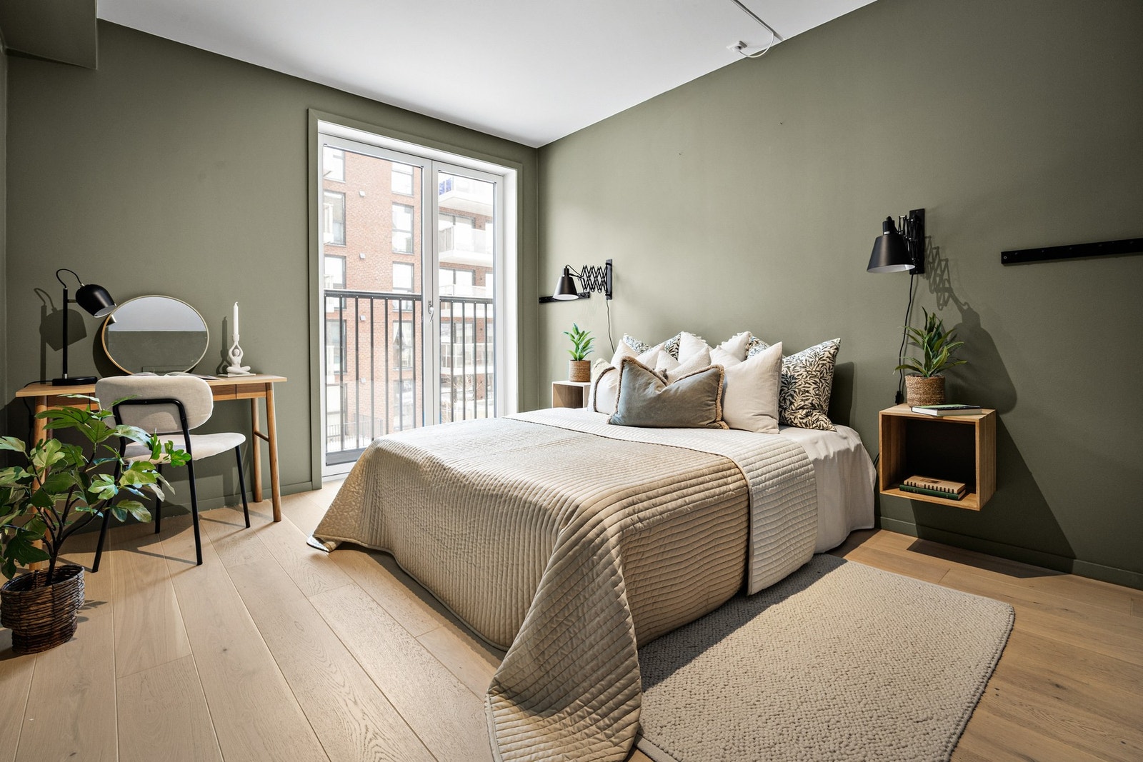 Romslig hovedsoverom med god plass til både dobbeltseng og øvrig møblement Galleribilde