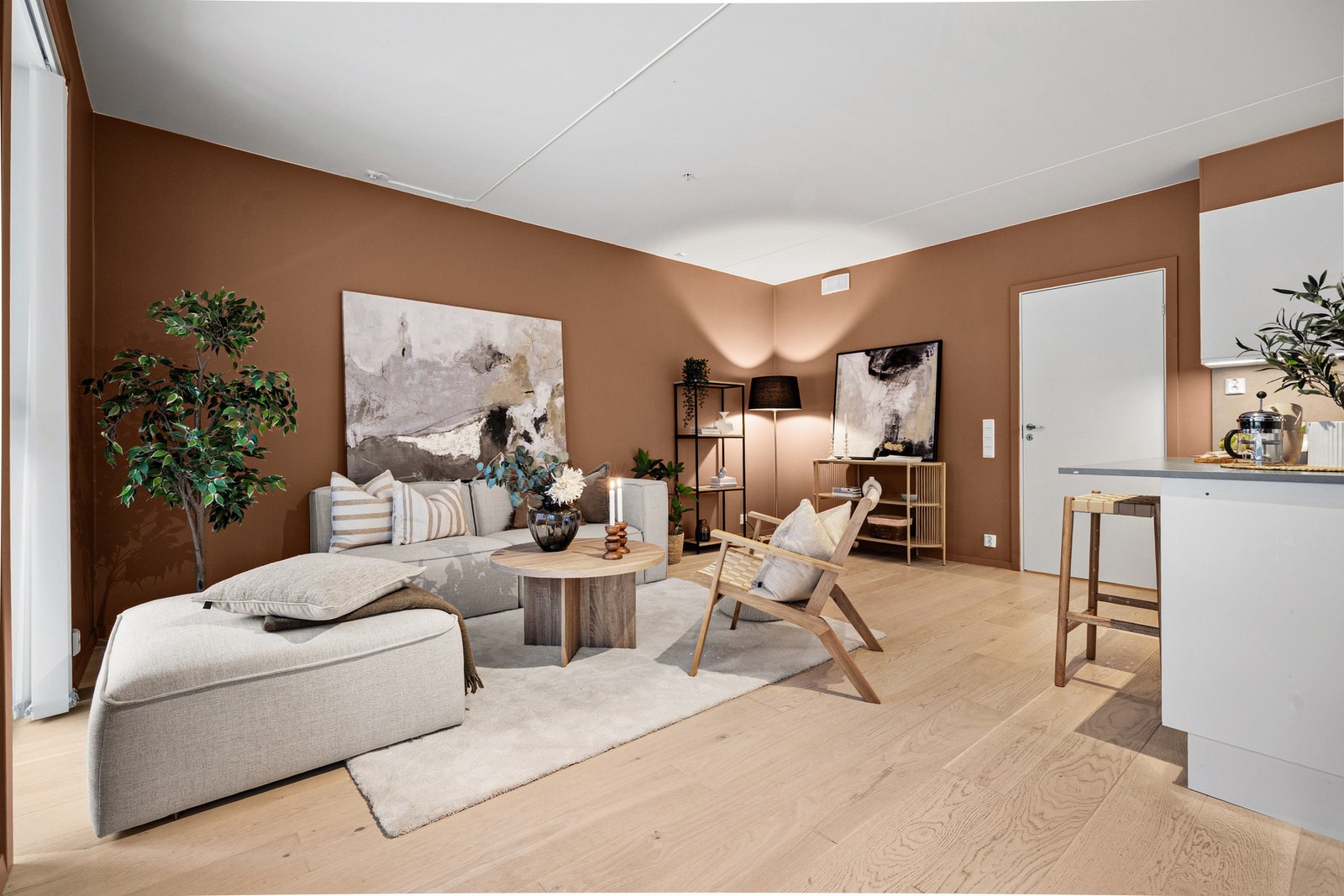 Smakfulle farge- og materialvalg er gjennomgående for leiligheten. Galleribilde