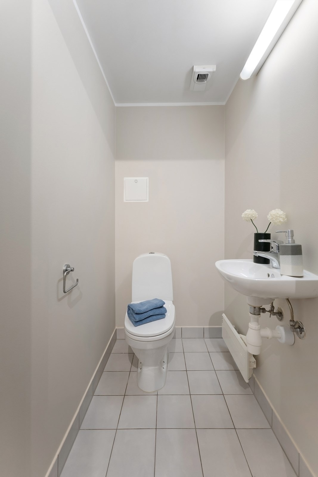 Separat toalettrom med flislagt gulv. Galleribilde