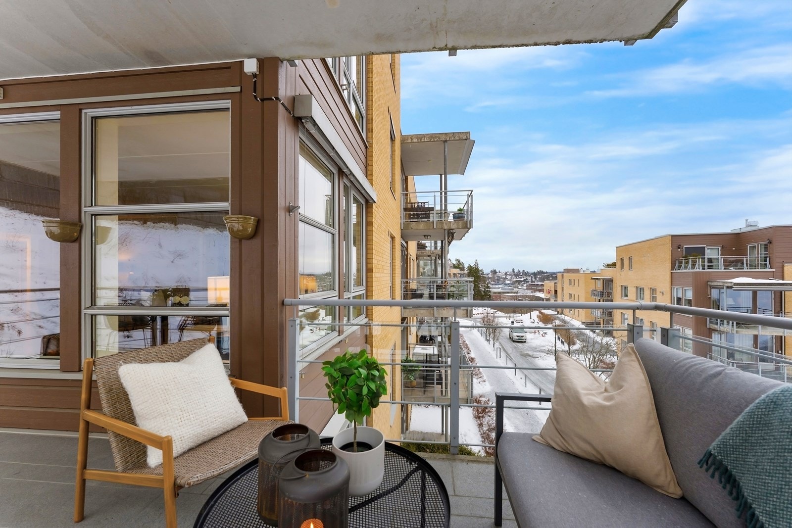 Balkongen har fin utsikt mot sameiets fellesområder. Galleribilde