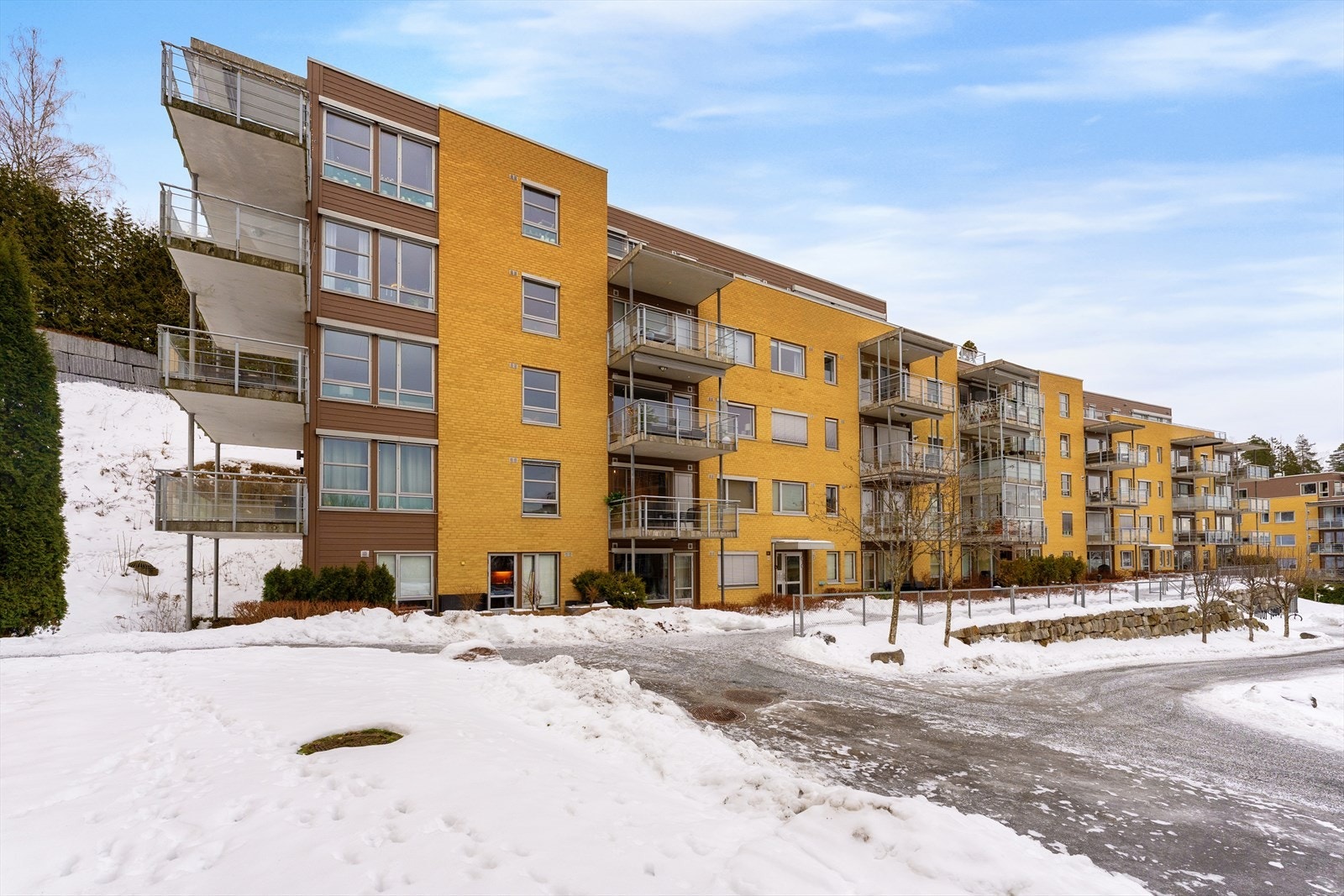 Billingstadlia 8 har en attraktiv og sentral beliggenhet i rolige omgivelser på Billingstad i Asker. Galleribilde