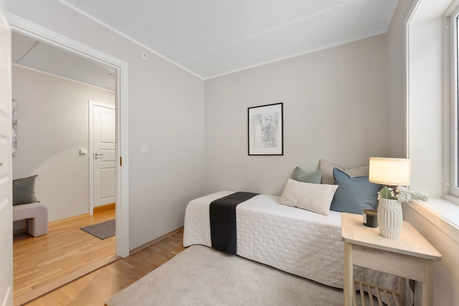 Rommene er av god størrelse og egner seg godt som barnerom, gjesteveværelse eller kontor. Galleribilde