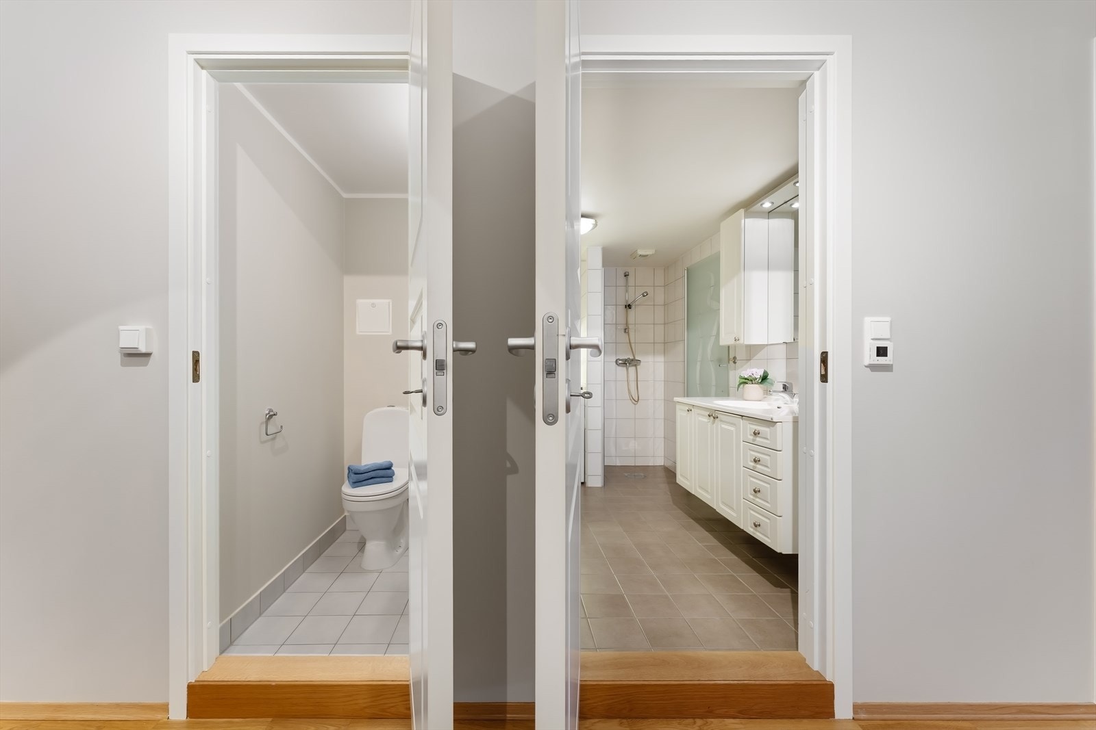 Bad og separat toalettrom. Galleribilde