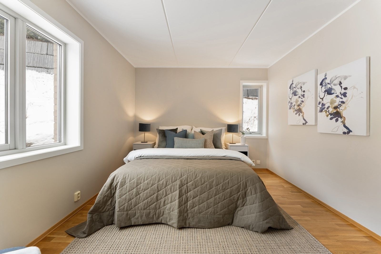 God plass til dobbeltseng og nattbord. Galleribilde