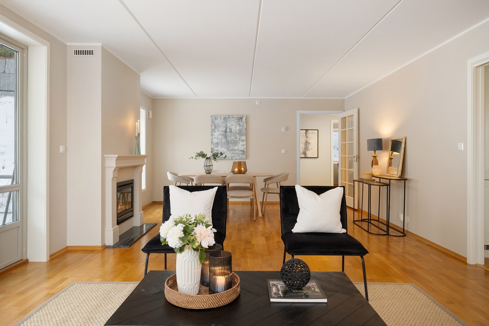 Stuen har åpen løsning mot spisestuen, noe som gir god romfølelse og naturlig flyt mellom sonene. Galleribilde